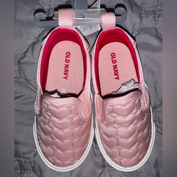 OLD NAVY-Textured Hearts Slip-On Sneakers for Toddler Girls Size 6 - Picture 2 of 9